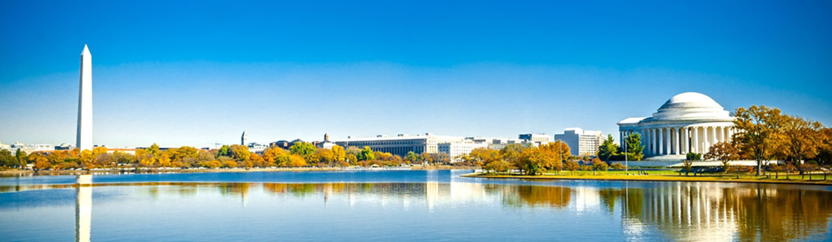 Vue lointaine du Washington Monument et de la piscine réfléchissante, mettant en valeur les monuments emblématiques de Washington, D.C.