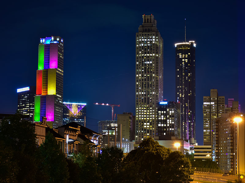 edificio en atlata iluminada con los colores del orgullo gay
