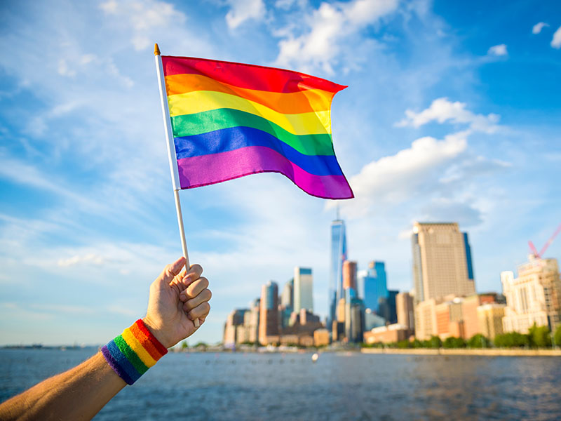 hombre con bandera del orgullo gay en nyc